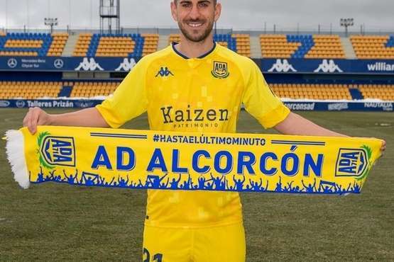 El exjugador de la UD Telde, Dani Ojeda, de amarillo con el Alcorcón/AD Alcolrcón.